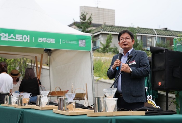 ‘커피향 속 행복 가득’ 박강수 마포...