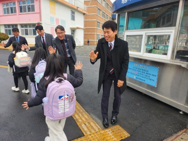 음성교육지원청, 새학년 첫날 학생 맞...