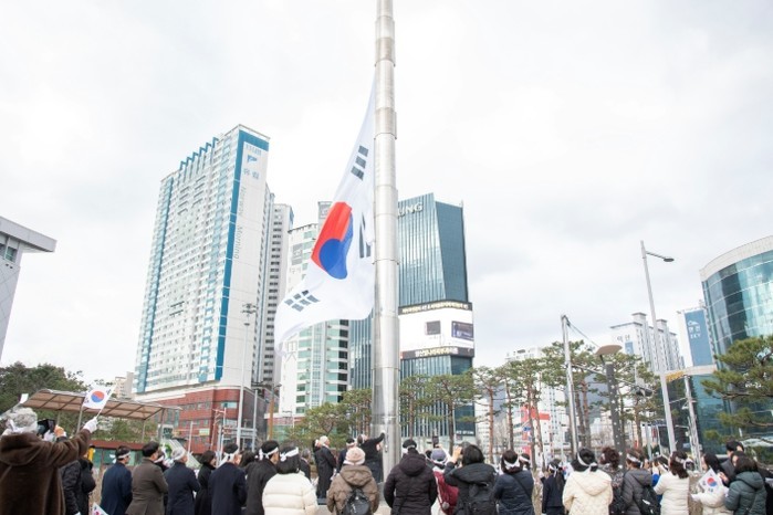부산 금정구,‘함께 맞잡은 대형태극기...